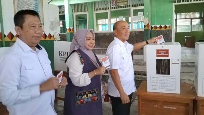 Pj Bupati Tanggamus Mulyadi Irsan Salurkan Hak Suara di TPS 12 di SMPN 1 Kota Agung, Rabu 27 November 2024 | Herdi/Media Prioritastv.com.