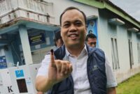 Ketua Bawaslu Pesisir Barat Abd Kodrat usai menunjukan tinta tanda telah menyalurkan suara di TPS 005 Pekon Walur, Pesisir Utara, Rabu 27 November 2024 | Suroso/Media Prioritastv.com.