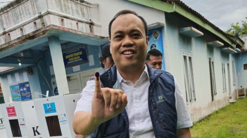 Ketua Bawaslu Pesisir Barat Abd Kodrat usai menunjukan tinta tanda telah menyalurkan suara di TPS 005 Pekon Walur, Pesisir Utara, Rabu 27 November 2024 | Suroso/Media Prioritastv.com.