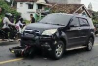 Kondisi sepeda motor berada dibawah mobil terios, sementara korban terpental ke pinggir jalan paska kecelakaan di Jalan Raya Panutan, Pagelaran, Pringsewu, Jumat 28 November 2024 | Davit/Media Prioritastv.com.