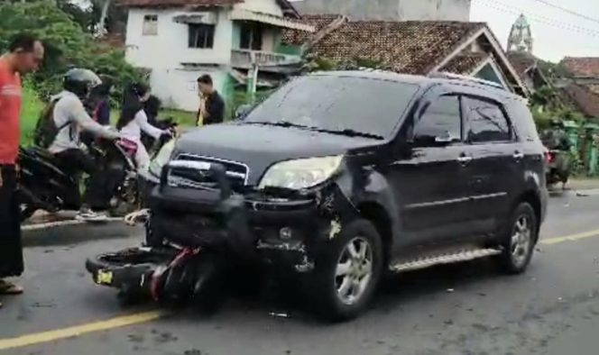 
 Kondisi sepeda motor berada dibawah mobil terios, sementara korban terpental ke pinggir jalan paska kecelakaan di Jalan Raya Panutan, Pagelaran, Pringsewu, Jumat 28 November 2024 | Davit/Media Prioritastv.com.