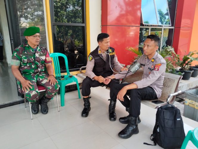 
 Sie Dokkes Polda Lampung saat Memeriksa Kesehatan Personel Polda Lampung. 