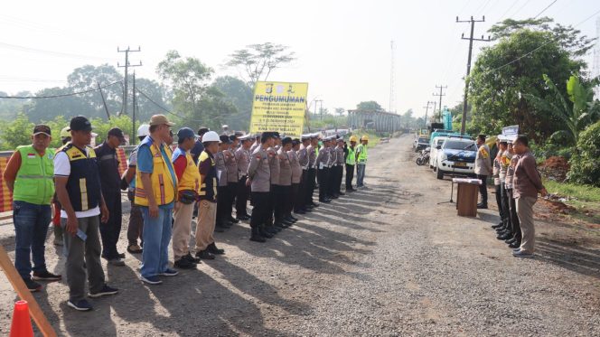 
 Kapolres Tulang Bawang Pimpin Langsung Apel Gabungan Perbaikan Jembatan Way Pidada