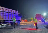 Polisi saat melakukan pengamanan arus lalu lintas di Jembatan, Way Pidada, Tulang Bawang.