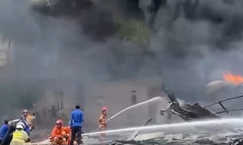 Kebakaran diduga gudang solar di Umbul Kunci, Keteguhan, Teluk Betung Barat, Bandar Lampung, Senin 4 Nopember 2024, sore.
