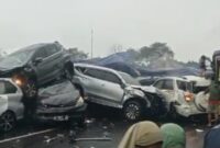 Mobil-mobil bertumpuk dalam kecelakaan beruntun di tol Purbaleunyi, Senin 11 November 2024.