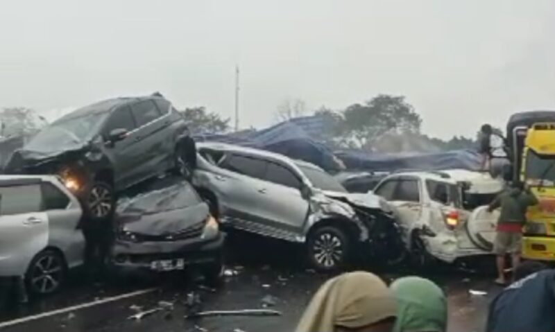 Mobil-mobil bertumpuk dalam kecelakaan beruntun di tol Purbaleunyi, Senin 11 November 2024.