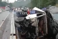 Truk yang diduga rem blong, dugaan penyebab kecelakaan beruntuk di Tol Purbaleunyi KM 22., Senin 11 November 2024.