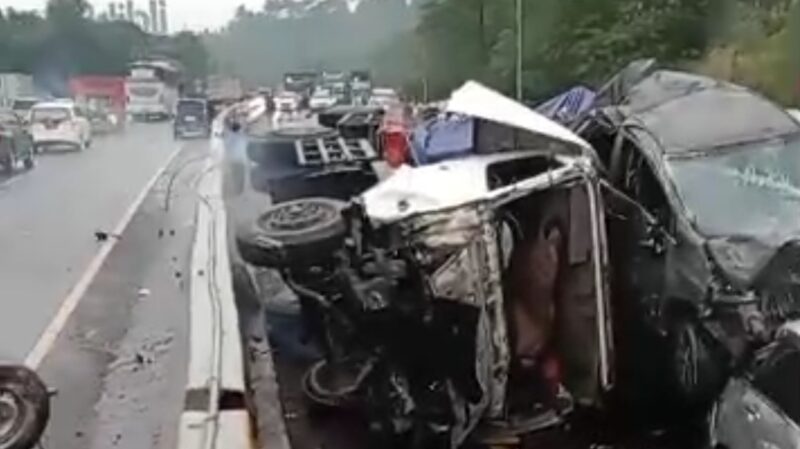 Truk yang diduga rem blong, dugaan penyebab kecelakaan beruntuk di Tol Purbaleunyi KM 22., Senin 11 November 2024.