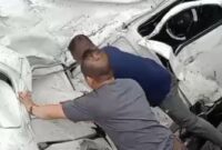 Warga saat mengevakuasi korban mobil ringsek terlibat kecelakaan di Tol Cipularang KM 92 Purbaleinyi, Senin 11 November 2024, sore.