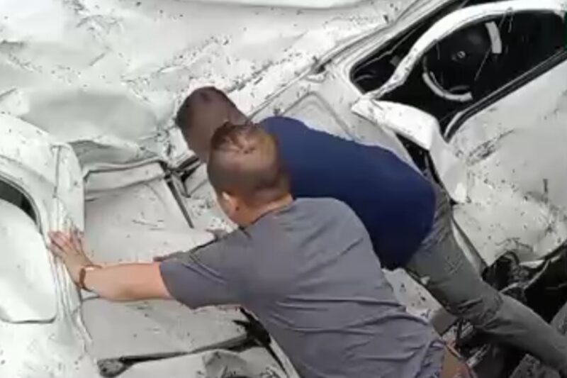 Warga saat mengevakuasi korban mobil ringsek terlibat kecelakaan di Tol Cipularang KM 92 Purbaleinyi, Senin 11 November 2024, sore.