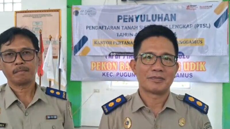 Ketua Tim PTSL ATR/BPN Tanggamus Ahmad Afandi saat memberikan keterangan di Balai Pekon Banjar Agung Udik, Pugung, Selasa 12 November 2024 | Asrul Ariski/Media Prioritastv.com.