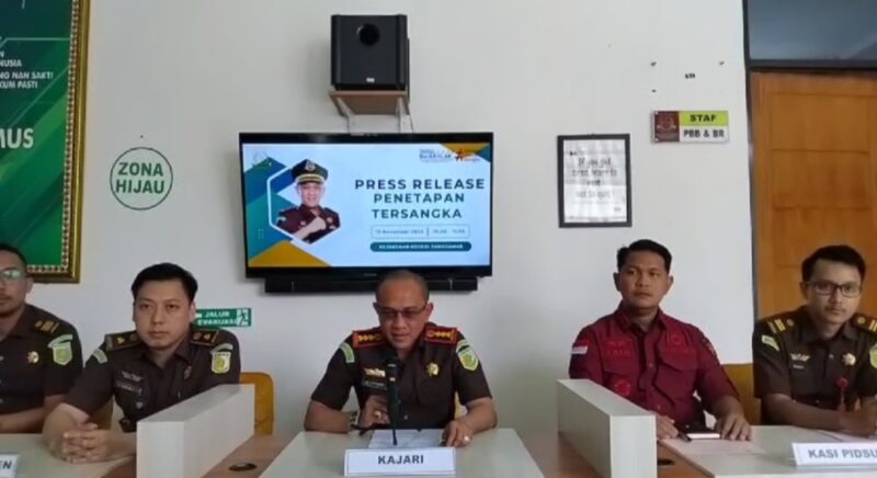 Kajari Tanggamus Adi Fakhruddin saat menggelar jumpa pers di Kantor Kejari setempat, Rabu 13 November 2024 | Herdi/Media Prioritastv.com.