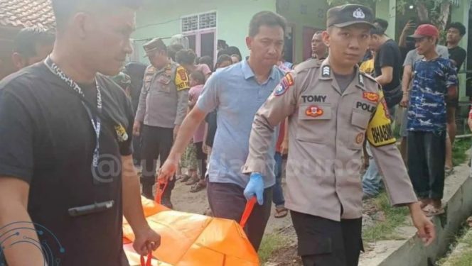 
 Polisi saat mengevakuasi jasad korban pembunuhan di Lampung Utara.