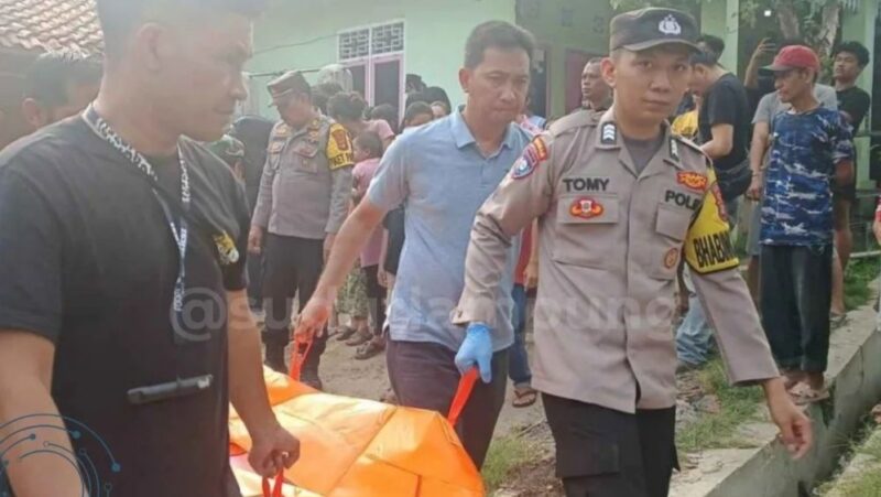 Polisi saat mengevakuasi jasad korban pembunuhan di Lampung Utara.