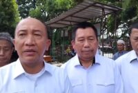 Pj Bupati Tanggamus Mulyadi Irsan saat memberikan keterangan usai menyalurkan hak suara di TPS 12 Kelurahan Kuripan, Kota Agung, Rabu 25 November 2024 | Herdi/Media Prioritastv.com.