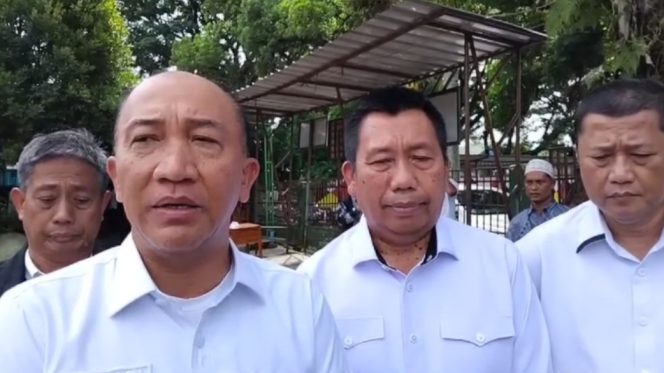 
 Pj Bupati Tanggamus Mulyadi Irsan saat memberikan keterangan usai menyalurkan hak suara di TPS 12 Kelurahan Kuripan, Kota Agung, Rabu 25 November 2024 | Herdi/Media Prioritastv.com.