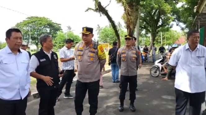 
 Kapolres Tanggamus AKBP Rivanda saat meninjau pengamanan TPS di Kota Agung, Rabu 27 November 2024 | Herdi/Media Prioritastv.com.