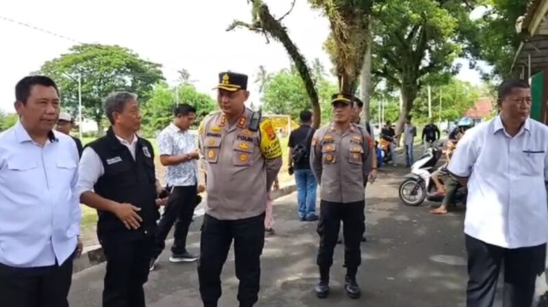 Kapolres Tanggamus AKBP Rivanda saat meninjau pengamanan TPS di Kota Agung, Rabu 27 November 2024 | Herdi/Media Prioritastv.com.