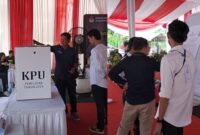 Kolase foto simulasi pemungutan dan perhitungan suara KPU Tanggamus di Islamic Center Kota Agung, Senin 18 November 2024 | Herdi/Media Prioritastv.com.