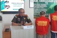 Kolase foto Kajari Tanggamus Adi Fakhruddin saat memimpin Konferensi Pers dan kedua tersangka yang dihadirkan, Kamis 21 November 2024 | Herdi/Media Prioritastv.com.