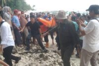 Evakuasi Korban Terseret Ombak di Pantai Ilahan Pesisir Barat, Lampung, Sabtu 23 November 2024, sore.