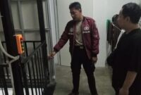 Polisi saat melakukan pemeriksaan TKP karyawan terjepit lift di Bandar Lampung, Sabtu 16 November 2024.