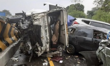 Kondisi truk paska kecelakaan beruntun di Tol Cipularang, Senin 11 November 2024.
