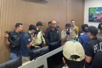 Polisi saat melakukan penggerebekan kantor "Satelit" yang digunakan memantau Judi Online.