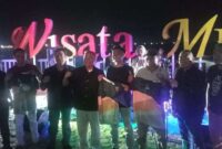 Penjabat Bupati Tanggamus Mulyadi Irsan saat menghadiri malam bakar ikan di pantai Muara Indah Kota Agung Tanggamus, Sabtu 9 November 2024, malam.