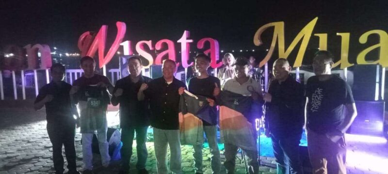 Penjabat Bupati Tanggamus Mulyadi Irsan saat menghadiri malam bakar ikan di pantai Muara Indah Kota Agung Tanggamus, Sabtu 9 November 2024, malam.