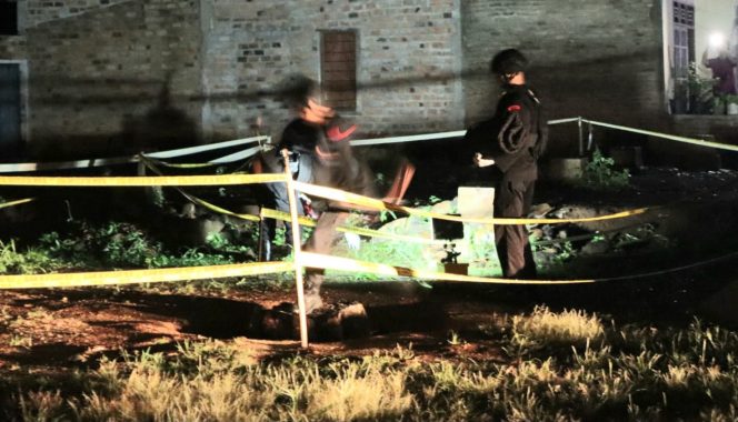 
 Brimob Polda Lampung saat mengamankan area dan granat yang ditemukan warga, Sabtu 30 November 2024, malam | Dok. Polres Way Kanan.
