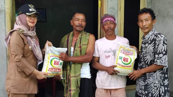 Lurah Pasar Madang Mega Sari saat menyerahkan bantuan beras kepada kedua nelayan di kediamannya, Senin 2 Desember 2024 | Herdi/Media Prioritastv.com.