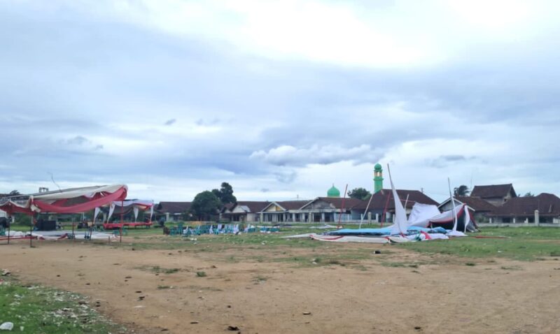 Tenda gebyar Paud tumbang diterjang angin kencang di Lapangan Tangsi Talang Padang, Tanggamus, Selasa 3 Desember 2024 | Media Prioritastv.com.