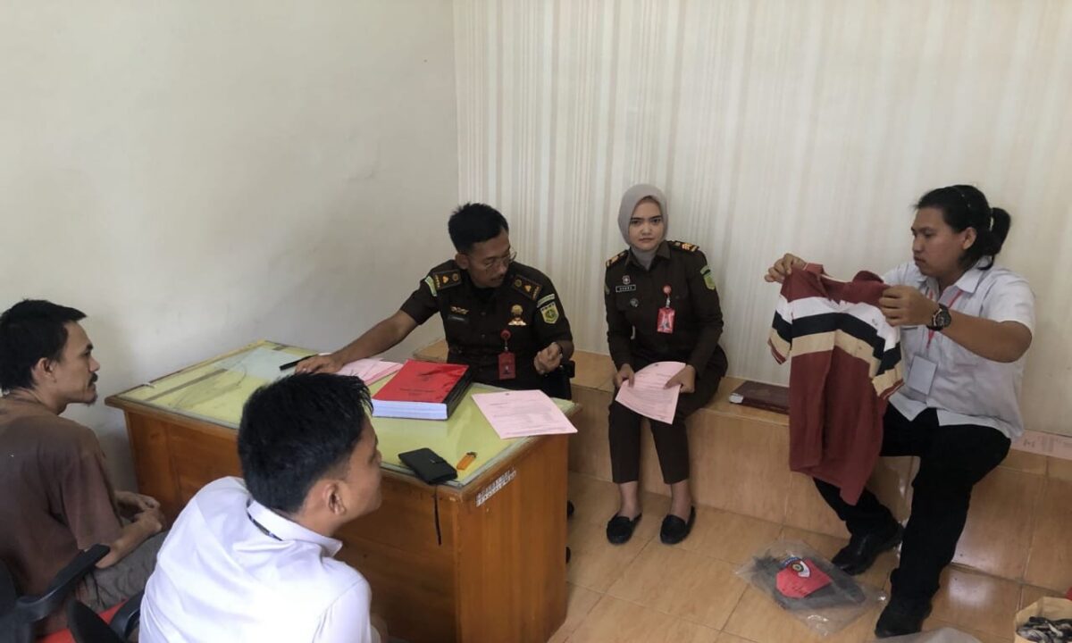 Tersangka Hanggar Nasution saat dilimpahkan ke Kejari Tanggamus, Senin 2 Desember 2024 | Dok. Polres Tanggamus.