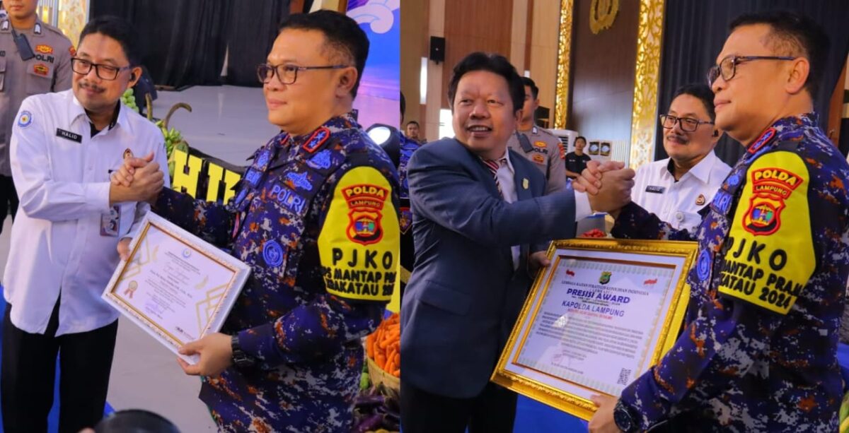 Kapolda Lampung Irjen Pol Helmy Santika saat menerima dua penghargaan sekaligus, Selasa 3 Desember 2024 | Dok. Polda Lampung.