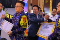 Kapolda Lampung Irjen Pol Helmy Santika saat menerima dua penghargaan sekaligus, Selasa 3 Desember 2024 | Dok. Polda Lampung.