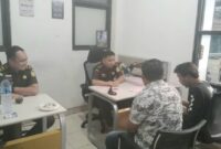 Tersangka saat dilimpahkan Polsek Talang Padang ke Cabjari Tanggamus, Selasa 3 Desember 2024 | Dok. Polres Tanggamus.
