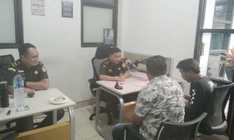 Tersangka saat dilimpahkan Polsek Talang Padang ke Cabjari Tanggamus, Selasa 3 Desember 2024 | Dok. Polres Tanggamus.