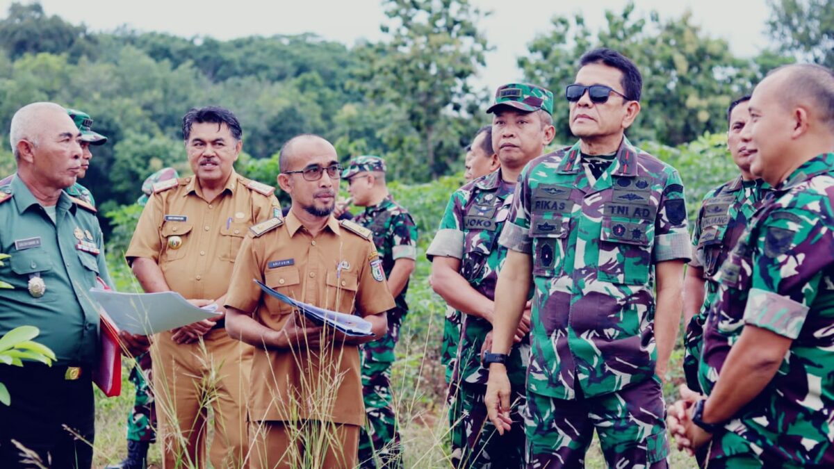 Danrem 043 Gatam Brigjen TNI Rikas Hidayatullah, meninjau calon lokasi Markas Komando Distrik Militer (Makodim) Pringsewu di Kecamatan Pagelaran Utara pada Selasa (3/12/2024).