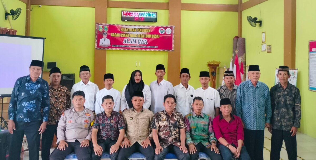 Kepala Pekon Kejayaan Ahmad Yusup Hasan bersama Pengurus BUMDes Alam Jaya saat Foto Bersama Usai Pelantikan. Foto : Asrul Ariski | Media Prioritastv.com. 