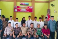 Kepala Pekon Kejayaan Ahmad Yusup Hasan bersama Pengurus BUMDes Alam Jaya saat Foto Bersama Usai Pelantikan. Foto : Asrul Ariski | Media Prioritastv.com. 