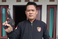 Kanit Reskrim Polsek Wonosobo Aipda Herwinsyah saat menunjukan korek api berbentuk senjata api dari terlapor Yogi, Kamis 5 Desember 2024 | Dok. Polres Tanggamus.