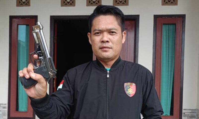 Kanit Reskrim Polsek Wonosobo Aipda Herwinsyah saat menunjukan korek api berbentuk senjata api dari terlapor Yogi, Kamis 5 Desember 2024 | Dok. Polres Tanggamus.