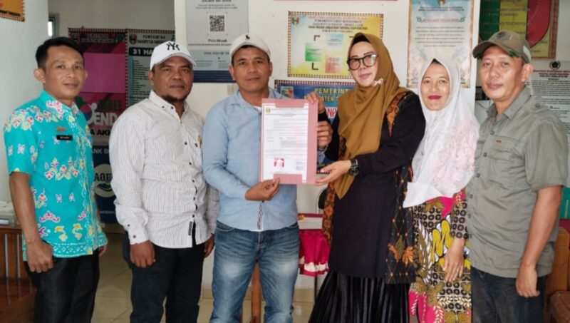 Penyerahan STLK Ormas Gibran Center oleh Kesbangpol kepada Pengurus DPD Gibran Center Tanggamus, Kamis 5 Desember 2024 | Herdi/Media Prioritastv.com.