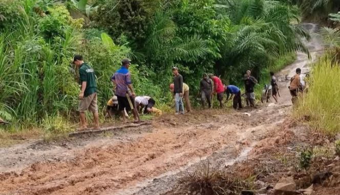 Masyarakat SP 4 Pekonmon, Kecamatan Ngambur, Kabupaten Pesisir Barat saat bergotong royong memperbaiki jalan rusak, Jumat 6 Desember 2024 | Suroso/Media Prioritastv.com.