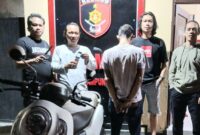 Tersangka RS usai ditangkap Polres Lampung Tengah bersama barang bukti yang diamankan, Jumat 6 Desember 2024.