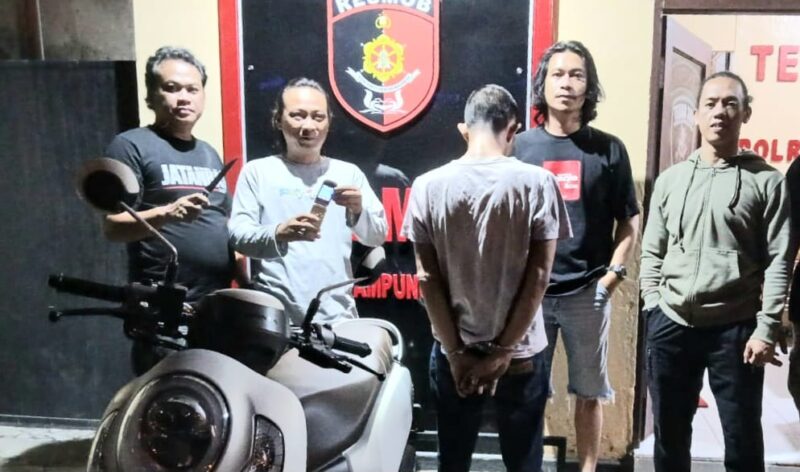 Tersangka RS usai ditangkap Polres Lampung Tengah bersama barang bukti yang diamankan, Jumat 6 Desember 2024.