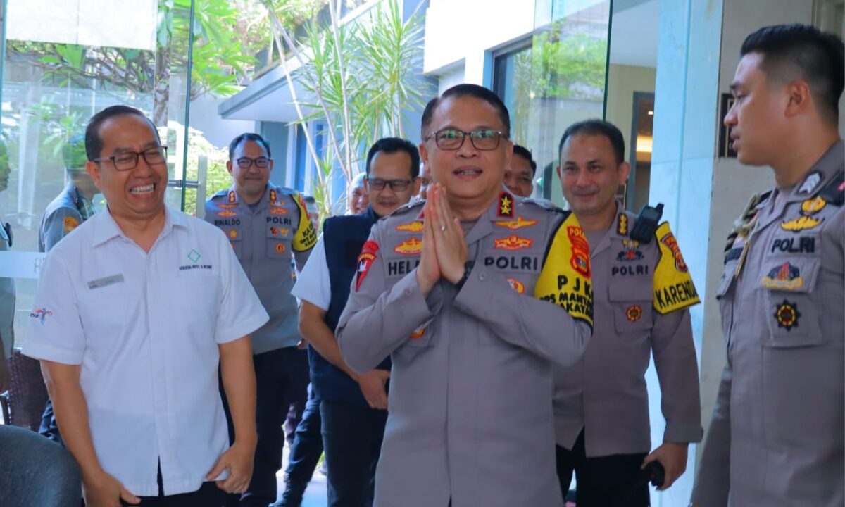 Kapolda Lampung Irjen Pol Helmy Santika saat meninjau keamanan rekapitulasi suara tingkat Provinsi, Sabtu 7 Desember 2024 | Dok. Humas Polda Lampung.