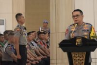 Kolase foto saat Siswa Bintara Polri Polda Lampung mendengarkan arahan dan saat Kapolda Lampung Irjen Pol Helmy Santika memberikan pesan tegas di SPN Polda Lampung, Sabtu 7 Desember 2024 | Dok. Humas Polda Lampung.